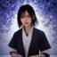 青年历史学者在电脑前查阅数字化古籍数据库，屏幕上显示着古文检索界面，背景是现代化研究环境